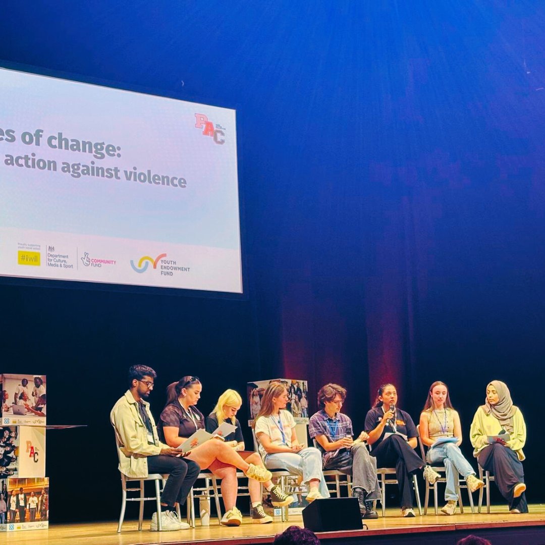 bcafc_cf's tweet image. Our #PeerActionCollective team are in Birmingham today for the #VoicesOfChange: Youth Action Against Violence event 👇
Iqra, our Social Action Lead, hosted a panel 🗣️
A great event for all involved 👏
#BCAFC | @the_young_fdn | @YouthEndowFund | @coopuk | @TNLComFund | @DCMS