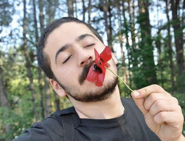 Henüz 19 yaşındaydı Ali İsmail Korkmaz… Hayalleri vardı, özgür bir dünya düşlüyordu. Ama Eskişehir’in karanlık bir sokağında aldılar onu aramızdan.

Ali İsmail…
Ne seni unuttuk, ne de sana kıyanları affettik. Kalbimizdesin çocuk. Hep orada kalacaksın.