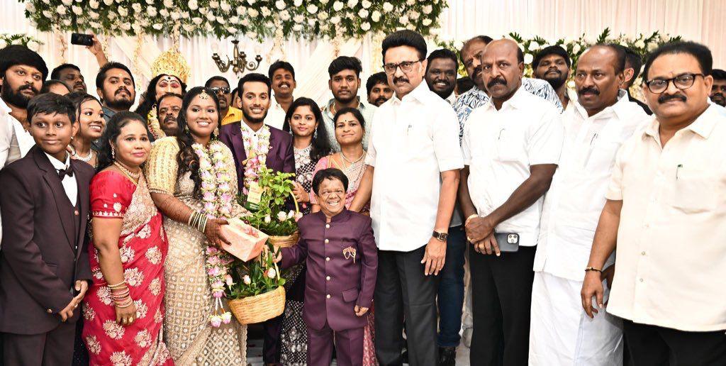 MOHAN K DMK NKL (@20101976m) on Twitter photo மாண்புமிகு தமிழ்நாடு முதலமைச்சர் திரு.<a href="/mkstalin/">M.K.Stalin</a> அவர்கள் சென்னையில் நடைபெற்ற நடிகர் திரு. ஏ.சங்கர் (எ) கிங்காங் அவர்களின் மகள் எஸ்.கீர்த்தனா - கி.நவீன் ஆகியோரது திருமண வரவேற்பு நிகழ்ச்சியில் கலந்து கொண்டு மணமக்களை வாழ்த்தினார்…
<a href="/actorkingkong/">👑Actor KingKong👑</a> மாண்புமிகு தமிழ்நாடு முதலமைச்சர் திரு.<a href="/mkstalin/">M.K.Stalin</a> அவர்கள் சென்னையில் நடைபெற்ற நடிகர் திரு. ஏ.சங்கர் (எ) கிங்காங் அவர்களின் மகள் எஸ்.கீர்த்தனா - கி.நவீன் ஆகியோரது திருமண வரவேற்பு நிகழ்ச்சியில் கலந்து கொண்டு மணமக்களை வாழ்த்தினார்…
<a href="/actorkingkong/">👑Actor KingKong👑</a>