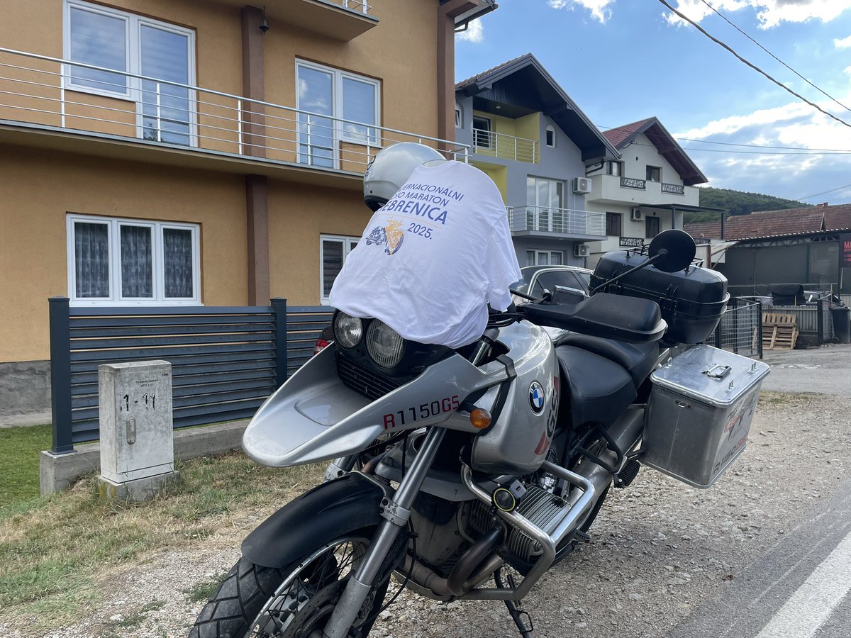 AndreaBeer2's tweet image. Biker fahren durchs Land in Richtung #Srebrenica30 . Eine von zahlreichen Aktionen rund das Gedenken an den serbischen Völkermord an mindestens 8372 bosniakischen Männern und Jungen , aber auch Frauen und Mädchen die durch die umliegenden Wälder fliehen wollten