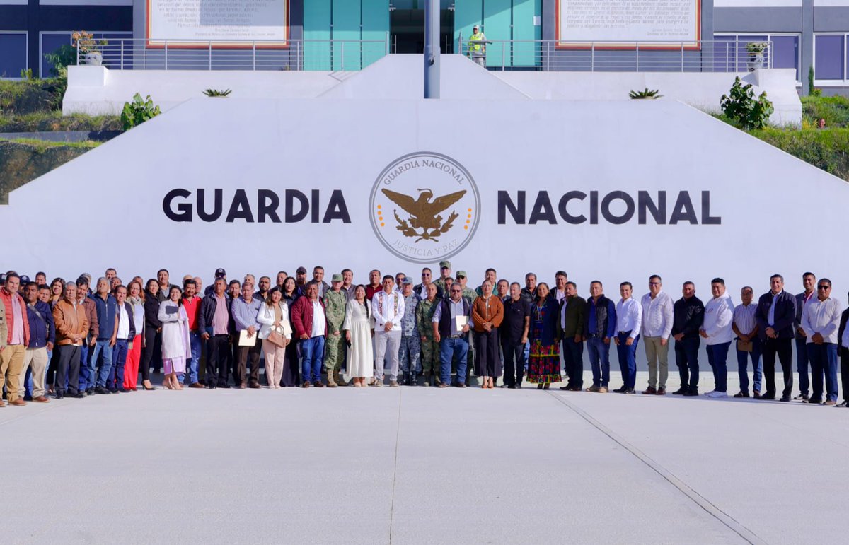 Acudimos a la reunión de trabajo de la Mesa Regional de Seguridad que se llevó a cabo en las instalaciones de la Guardia Nacional en Santa Cruz Xoxocotlán, encabezada por el gobernador de Oaxaca, Salomón Jara.

En este espacio, analizamos los avances en la aplicación de la