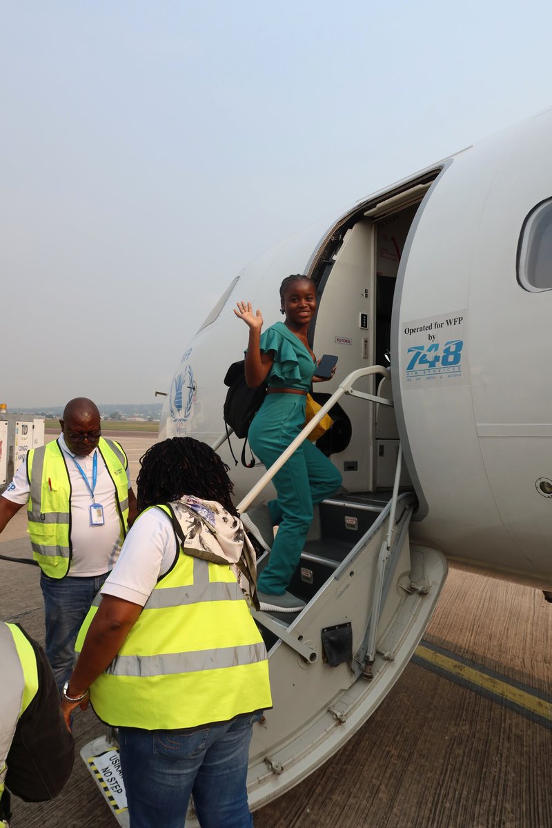 PamCongo's tweet image. Today, a @WFP_UNHAS humanitarian flight left Brazzaville for Bangui, with 50 Central African refugees on board. Facilitated by @WFP on behalf of @UNHCRCongo, voluntary repatriations are made possible thanks to funding from the United States to @PamCongo 🇨🇬🇺🇳 🇺🇸#LeaveNoOneBehind