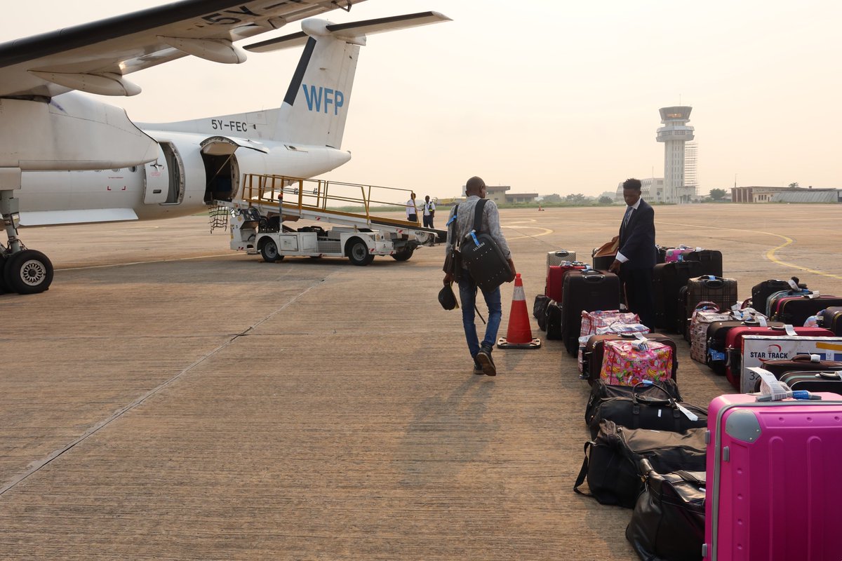 PamCongo's tweet image. Today, a @WFP_UNHAS humanitarian flight left Brazzaville for Bangui, with 50 Central African refugees on board. Facilitated by @WFP on behalf of @UNHCRCongo, voluntary repatriations are made possible thanks to funding from the United States to @PamCongo 🇨🇬🇺🇳 🇺🇸#LeaveNoOneBehind