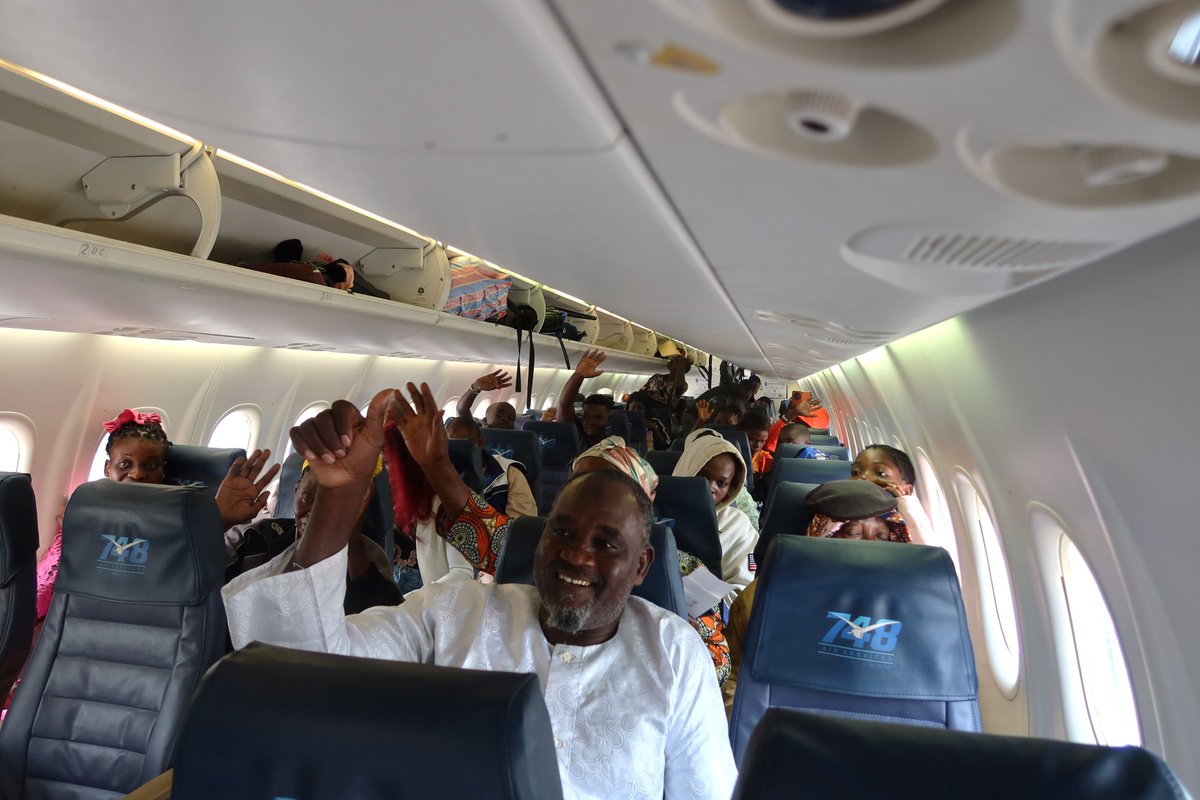 PamCongo's tweet image. Today, a @WFP_UNHAS humanitarian flight left Brazzaville for Bangui, with 50 Central African refugees on board. Facilitated by @WFP on behalf of @UNHCRCongo, voluntary repatriations are made possible thanks to funding from the United States to @PamCongo 🇨🇬🇺🇳 🇺🇸#LeaveNoOneBehind