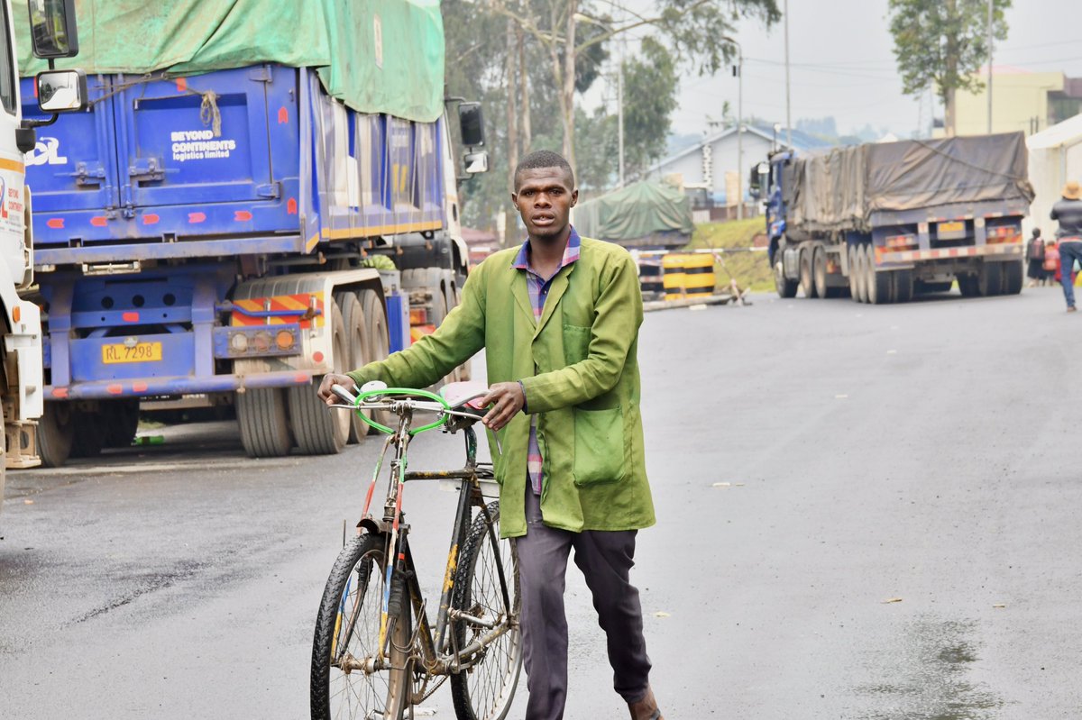 UNDPUganda's tweet image. The solar photovoltaic systems are transforming operations for cross-border trade and tourism by enhancing service delivery, strengthening security, and boosting trade efficiency.

@UNDP is proud to support Uganda’s transition to renewable energy at key border points.

#SDG7