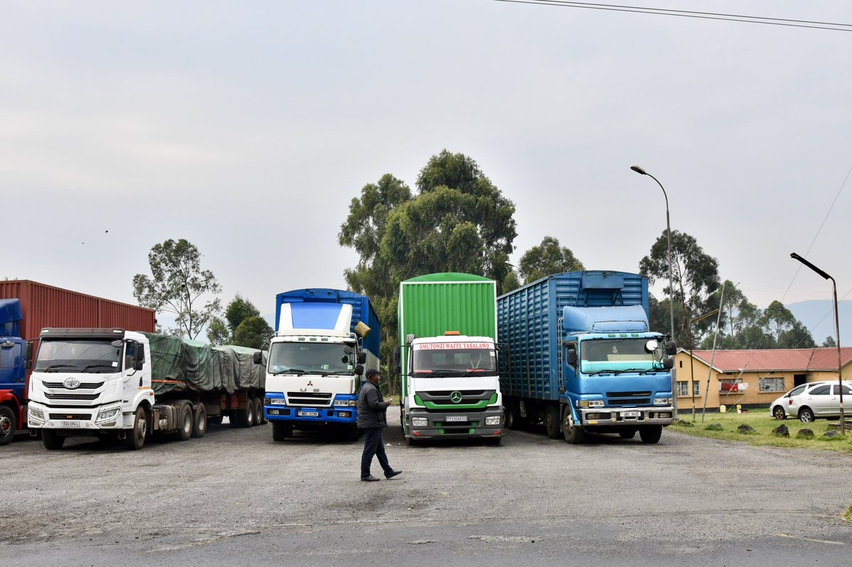 UNDPUganda's tweet image. The solar photovoltaic systems are transforming operations for cross-border trade and tourism by enhancing service delivery, strengthening security, and boosting trade efficiency.

@UNDP is proud to support Uganda’s transition to renewable energy at key border points.

#SDG7