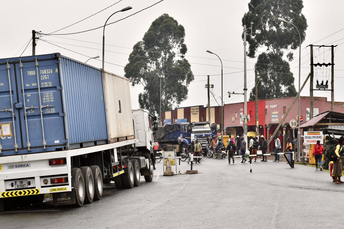 UNDPUganda's tweet image. The solar photovoltaic systems are transforming operations for cross-border trade and tourism by enhancing service delivery, strengthening security, and boosting trade efficiency.

@UNDP is proud to support Uganda’s transition to renewable energy at key border points.

#SDG7