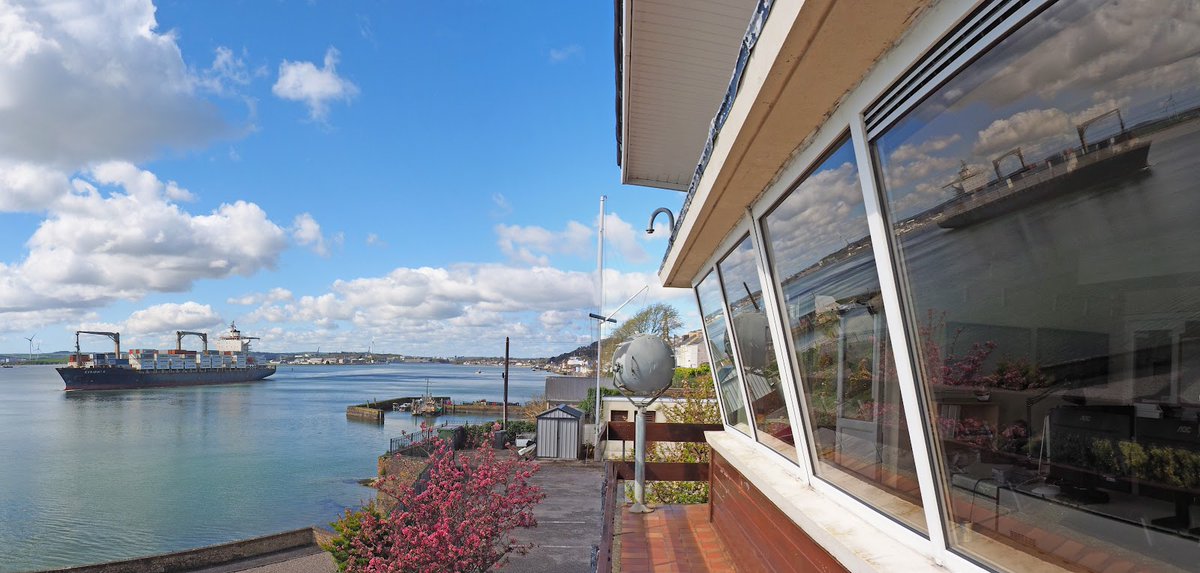 PortofCork's tweet image. Is é ár Lárionad Rialaithe Oibríochtaí Calafoirt a ndéantar monatóireacht ar na gluaiseachtaí soithí go léir sa chuan.
Is ionann é agus Rialú Aerthráchta do longa agus tá foireann ár bpíolótaí ann chun oibríochtaí réidh agus sábháilte a chinntiú - 24/7.
Mar a cheapfá, tá…