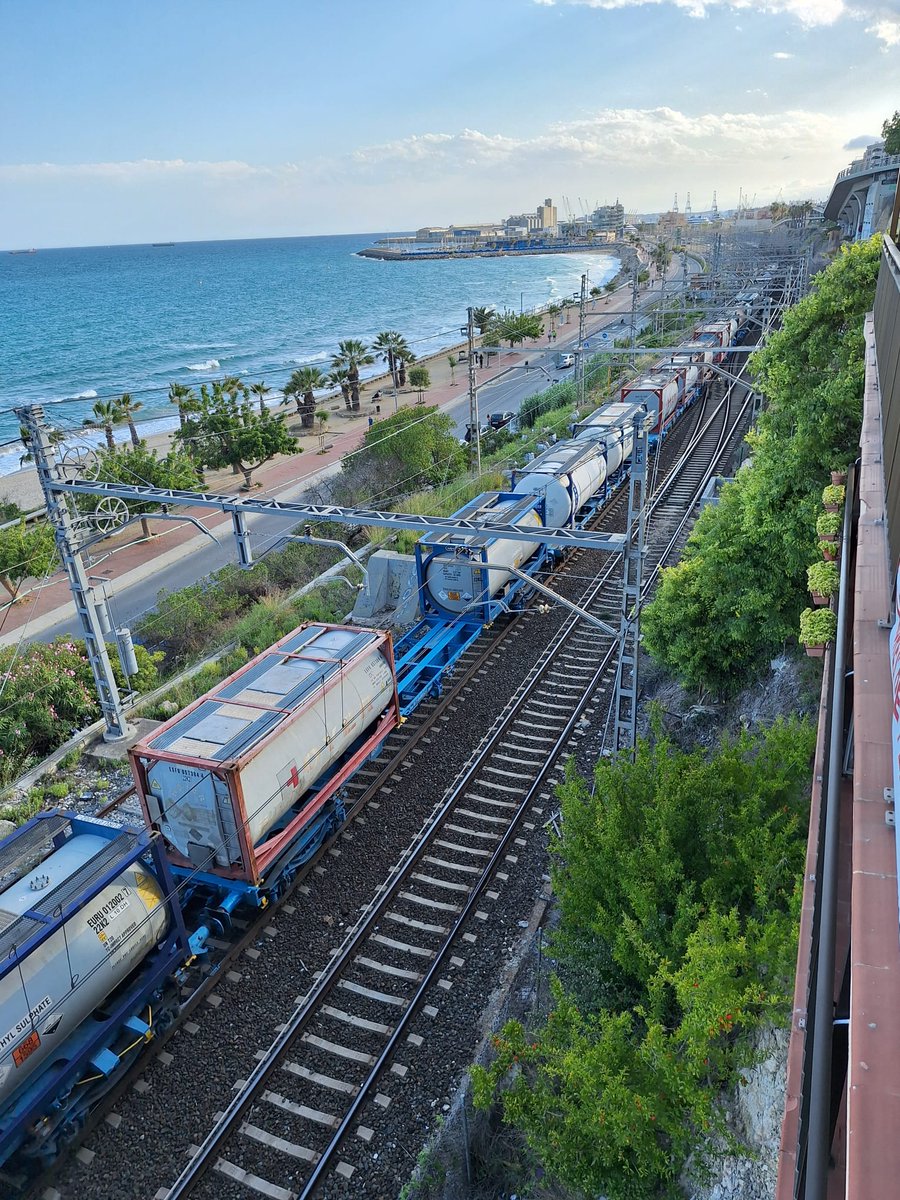 Trens que passen pel mig de #Tarragona #altafulla #torredembarra
#rodadebera #elvendrell amb 🔥🔥
☠️ #gasbutà fabricat a Repsol Tgna 80000 T any 3-4 trens setmana
☠️ #Àcidclorhidric importat de França es consumeix al compelx petroquimic de Tgna.
FORA DE LES POBLACIONS JA!!