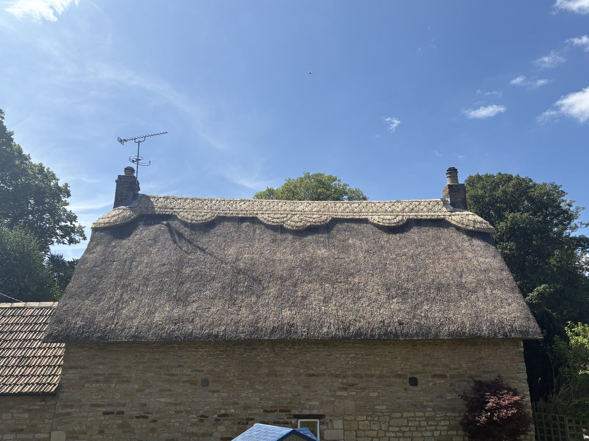 c_dodson_thatch's tweet image. A proper chocolate box cottage all finished over in Exton, Rutland. #thatching #masterthatchers #ruralcrafts #rutland