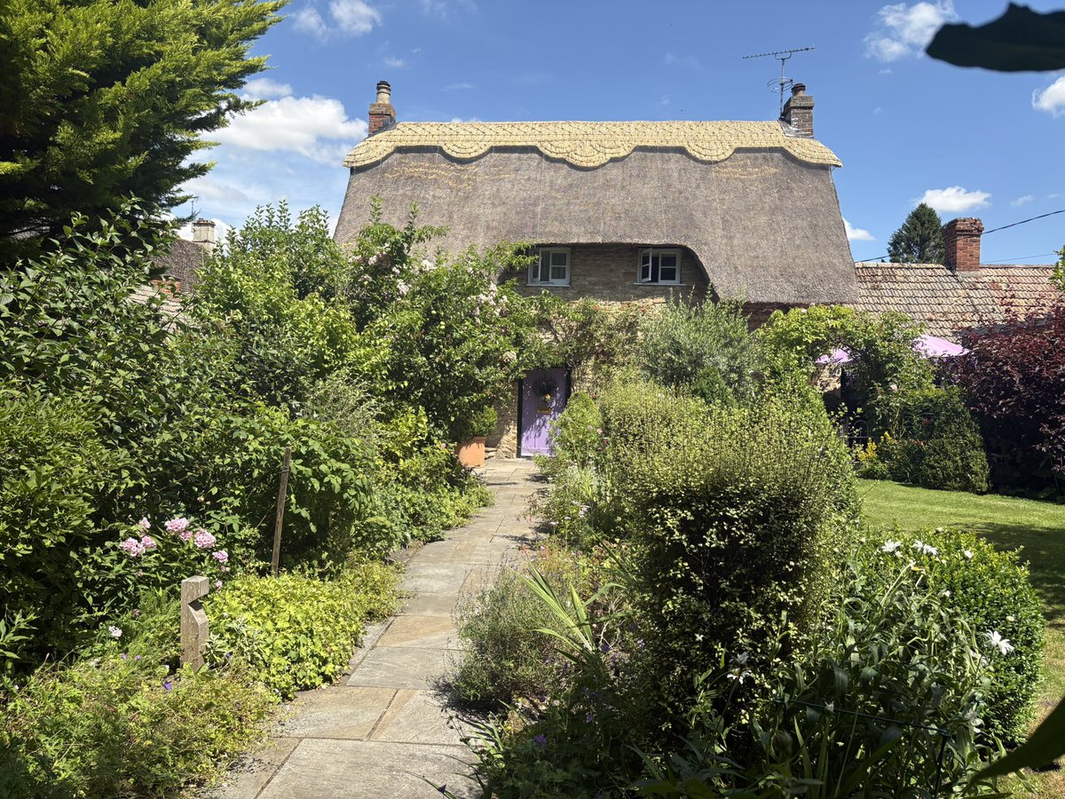 c_dodson_thatch's tweet image. A proper chocolate box cottage all finished over in Exton, Rutland. #thatching #masterthatchers #ruralcrafts #rutland