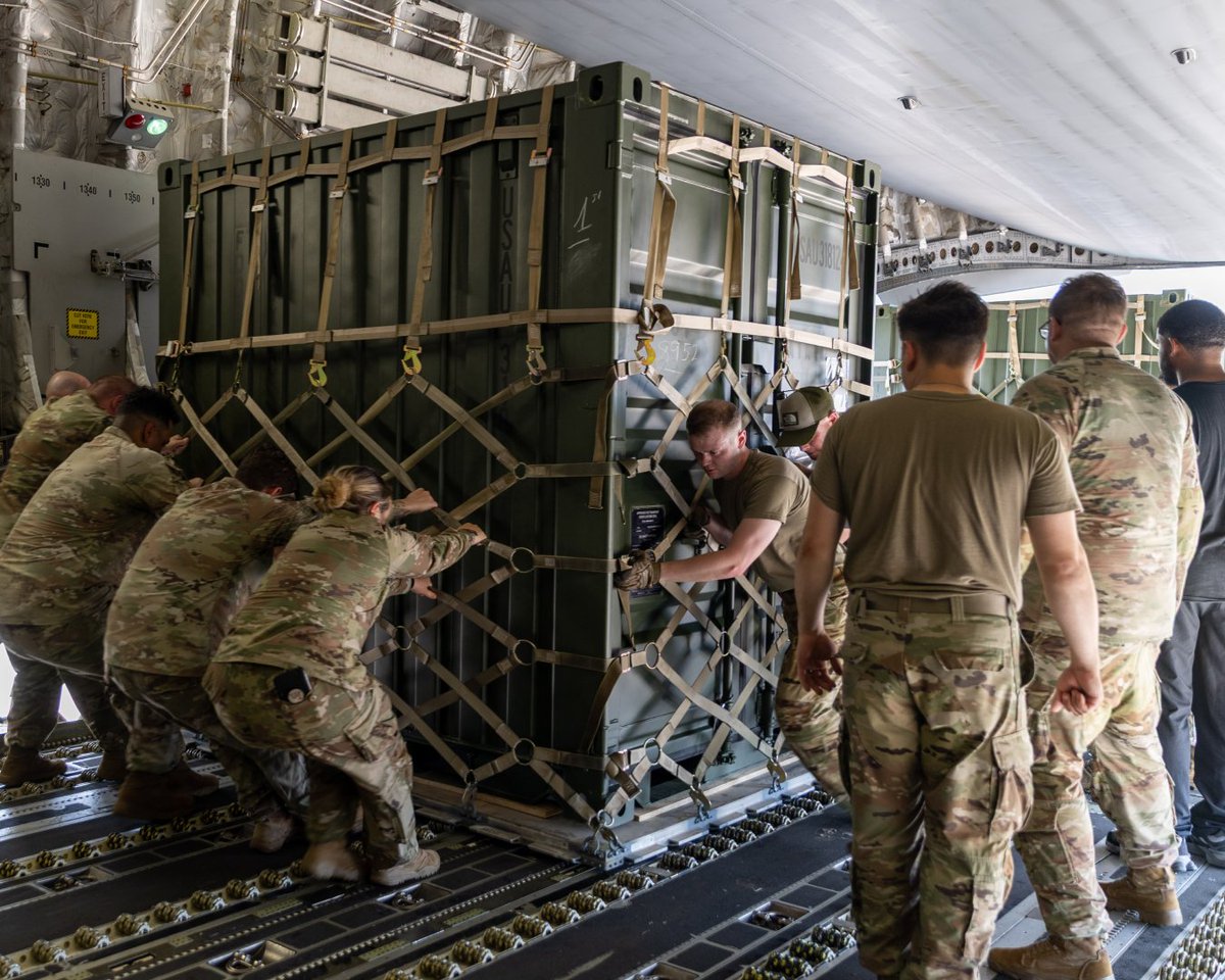 iiiarmoredcorps's tweet image. Soldiers from 1-14th FAR, 75FAB, deploy to Europe for Operation Atlantic Resolve joining NATO allies in rigorous exercises to boost interoperability, readiness, and deter aggression across the region.
#IIIArmoredCorps | @USArmy | @FORSCOM