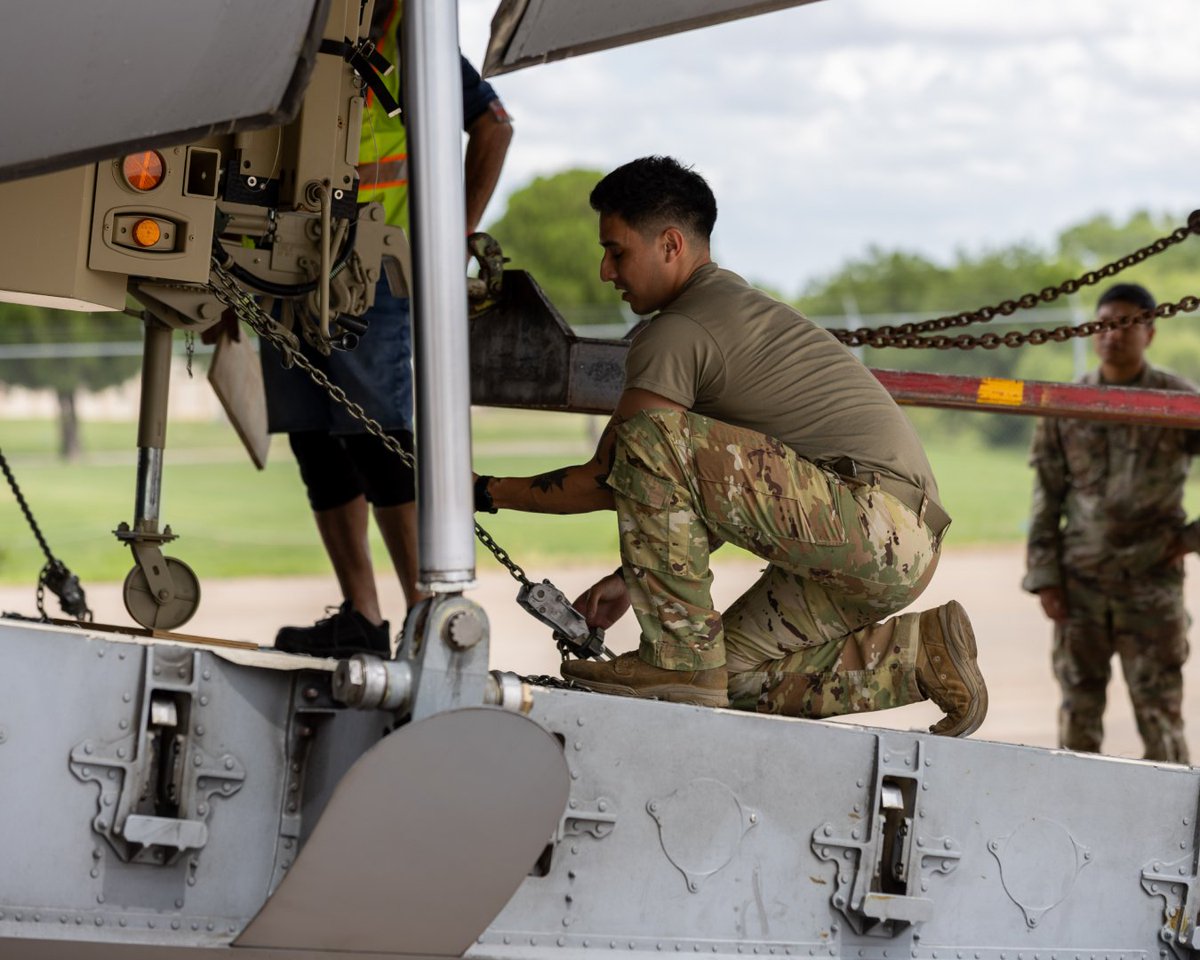 iiiarmoredcorps's tweet image. Soldiers from 1-14th FAR, 75FAB, deploy to Europe for Operation Atlantic Resolve joining NATO allies in rigorous exercises to boost interoperability, readiness, and deter aggression across the region.
#IIIArmoredCorps | @USArmy | @FORSCOM