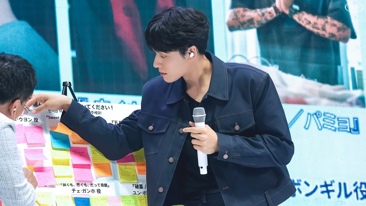 [📸 PHOTO] #비하인드컷 *2회차*

"다시 시작되는 시간
우리 함께 걸어가자"

이도현 배우와 함께 즐겨주신 여러분께 감사드립니다🤍

#이도현 #LEEDOHYUN #Re_DOHYUN_In_TOKYO