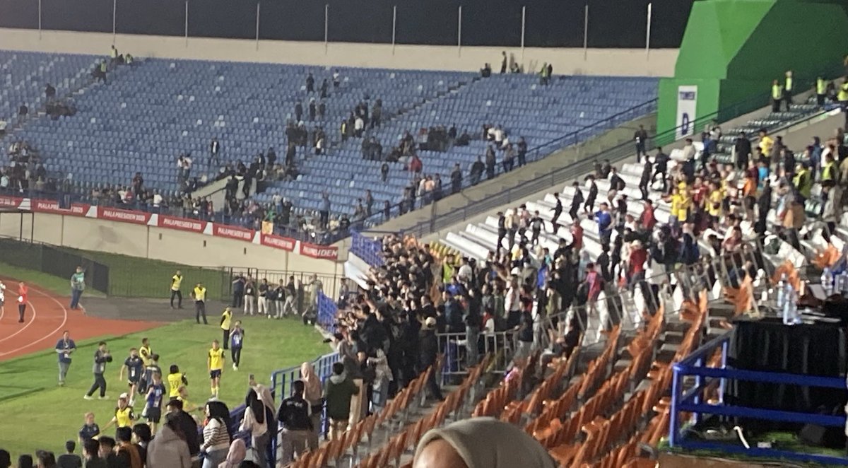 bbcoxfordsport's tweet image. FINALISTS: Oxford Utd salute travelling fans after 4-0 win against Arema sealed place in President’s Cup final on Sunday. They’ll face Thai side Port FC. #oufc