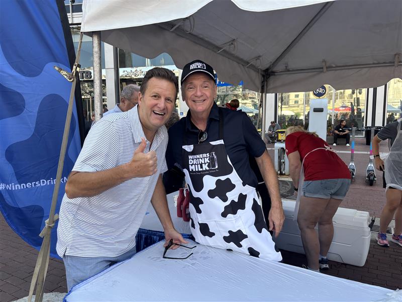 WTHR.com (@wthrcom) on Twitter photo We recognize these guys!
WTHR legends <a href="/calabro13sports/">dave calabro</a> & <a href="/ChuckWTHR/">Chuck Lofton</a> are scooping ice cream sundaes for a good cause on Monument Circle! 🍨
MORE: wthr.com/article/news/l… We recognize these guys!
WTHR legends <a href="/calabro13sports/">dave calabro</a> & <a href="/ChuckWTHR/">Chuck Lofton</a> are scooping ice cream sundaes for a good cause on Monument Circle! 🍨
MORE: wthr.com/article/news/l…