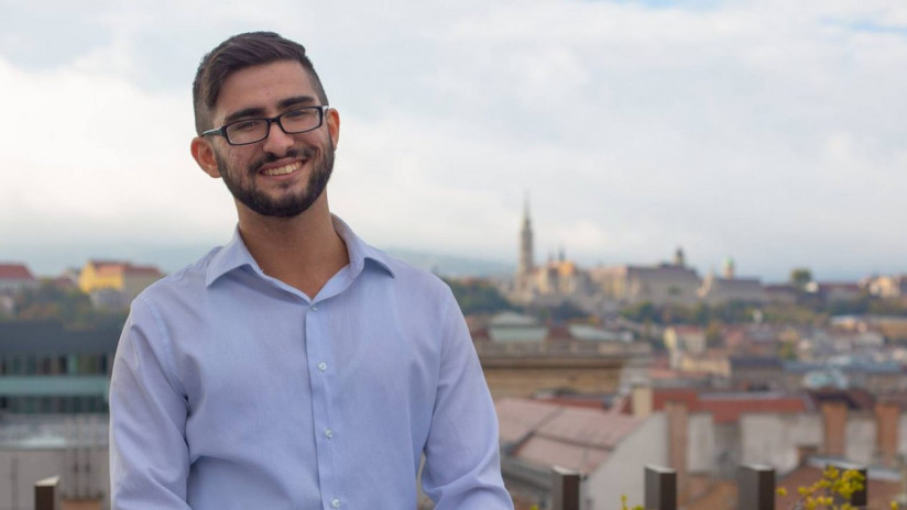 Bakü hapishanelerinde çürütülen gençlerden birisi
Bahruz Samadov
Genç araştırmacı Çek Cumhuriyeti'ndeki Charles Üniversitesi'nde doktora öğrencisi. 21 Ağustos 2024'te tutuklandı. Ceza Kanunu'nun 274. maddesi (vatana ihanet) kapsamında suçlandı. Ermeni istihbarat örgütleriyle iş