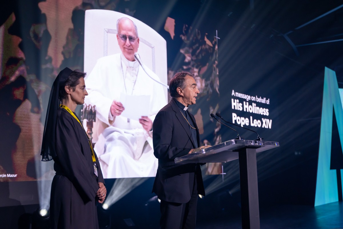 AIforGood's tweet image. A message on behalf of His Holiness Pope Leo XIV was shared today at the #AIforGood Global Summit, delivered by His Excellency Archbishop Ettore Balestrero and Sister Raffaella Petrini. His Holiness called for the responsible and ethical development of #AI, urging the global…