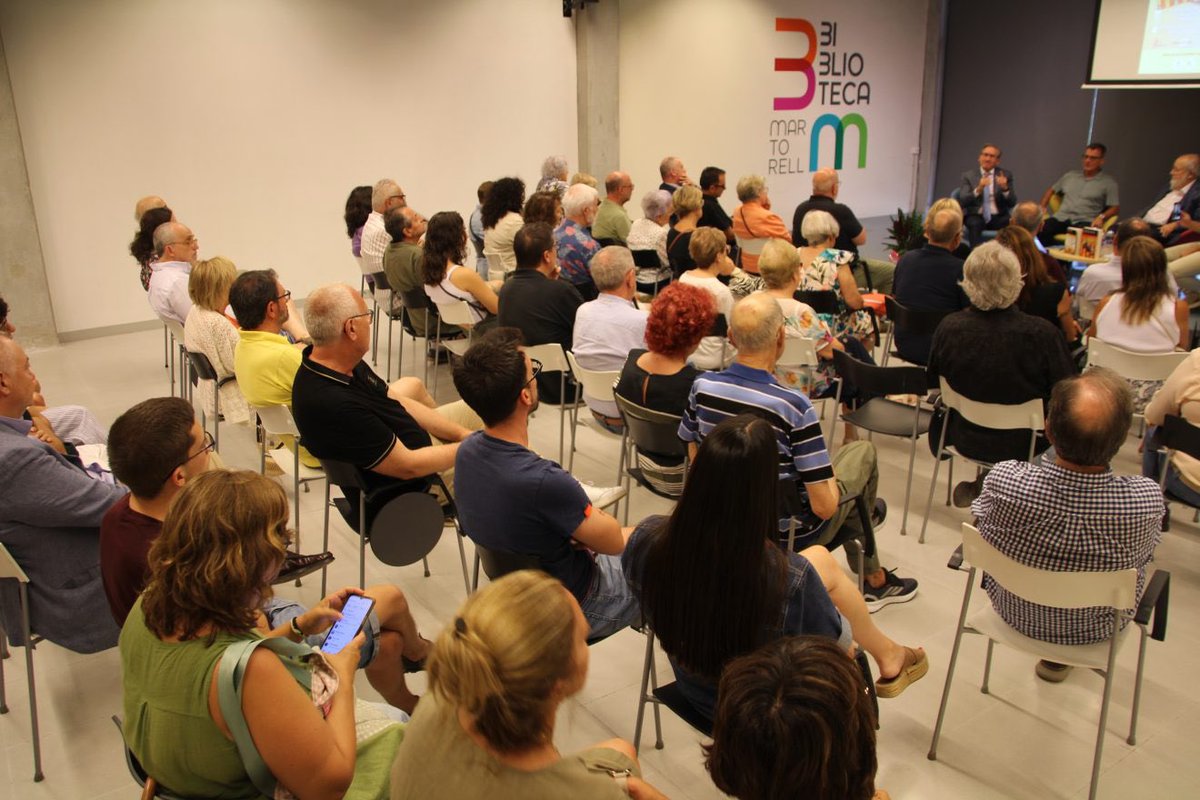 jvmestrenogue's tweet image. Quin goig compartir amb tants martorellencs la presentació de la #3aEdició de #ParaulesDePresident i #NacióIEstat a la @bibmartorell!
Moltes gràcies @xavifono, Salvador Esteve i Jaume Giró per conversar sobre el país i la importància de fer obra de govern per avançar.