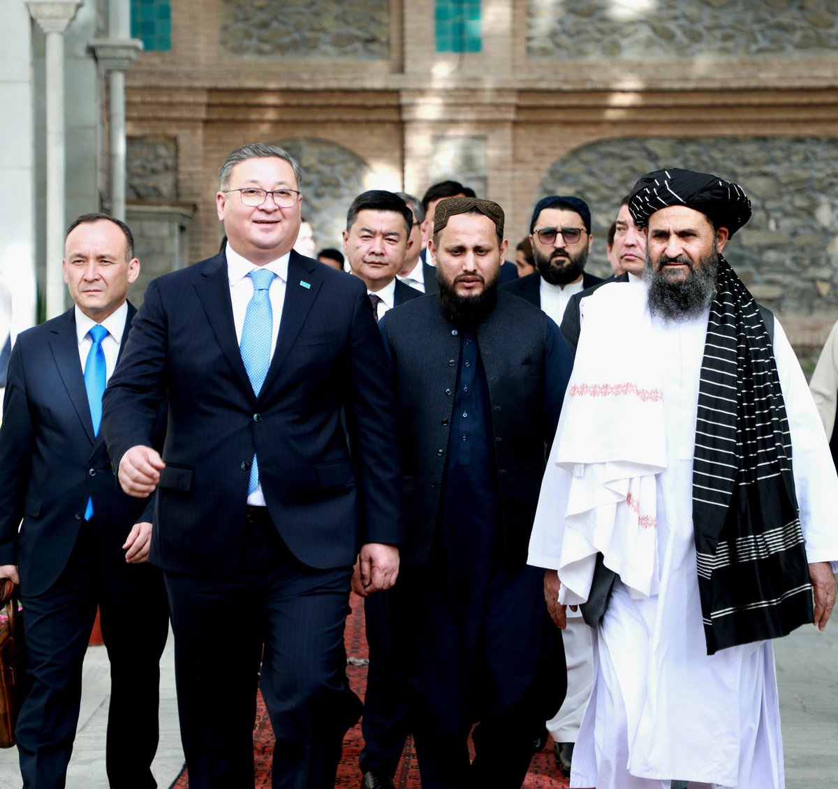 توقيع مذكرة تفاهم لمشروع سكة حديد تورغونډي–هرات باستثمار يبلغ 500 مليون دولار، في خطوة نحو تعزيز الربط الإقليمي.

الملا عبدالغني برادر استقبل وزير خارجية كازاخستان في كابول، حيث ناقشا سبل توثيق التعاون في التجارة والترانزيت والاقتصاد، وتطوير شراكة بناءة بين البلدين.