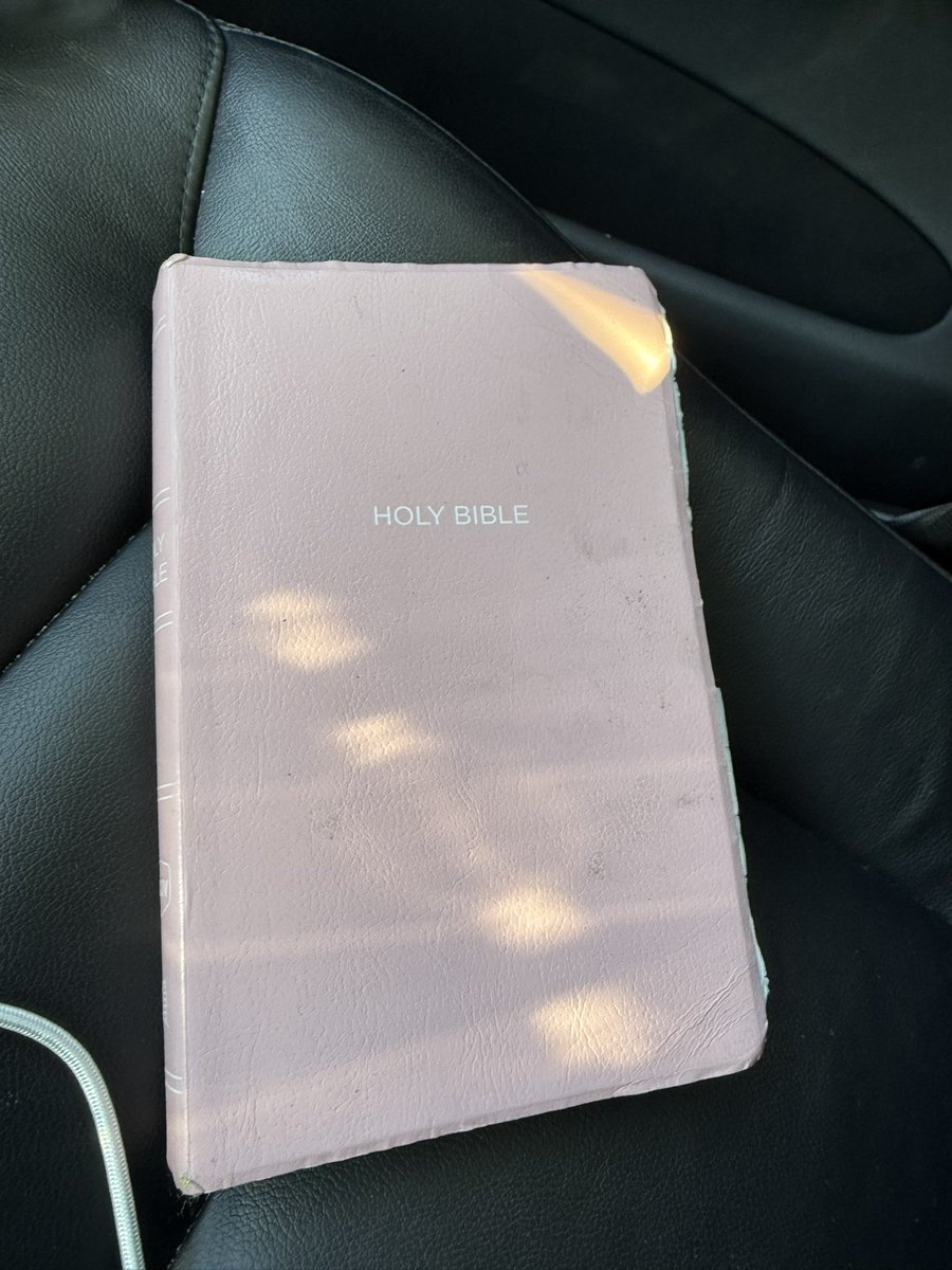 MaeveReston's tweet image. Someone stole my wallet from my car, but left their pink bible behind. So I have no words, except that these are hard times and I hope they are ok ❤️🩹