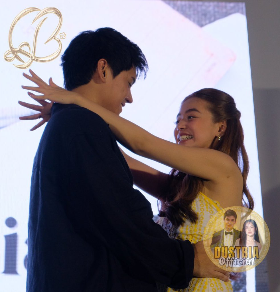 i love it when attractive people date each other :)

DUSTBIA GRAND FANMEET
DUSTBIA GRAND FANMEET