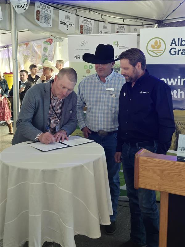 Fertilizer Canada is proud to partner with the Government of Alberta and <a href="/AlbertaGrains/">Alberta Grains</a>  on a new MOU that formally recognizes and supports the adoption of 4R Nutrient Stewardship practices across Alberta. Thank you, Minister <a href="/RjSigurdson/">RJ Sigurdson</a>  and <a href="/AlbertaGrains/">Alberta Grains</a>.