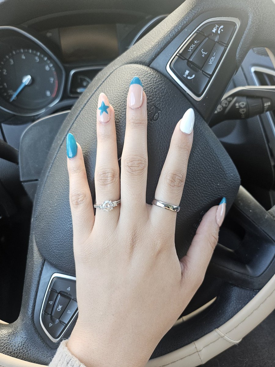 HEY EVERYONE!! LOOK AT MY FIRST NAIL SET I DID ON MYSELF!!