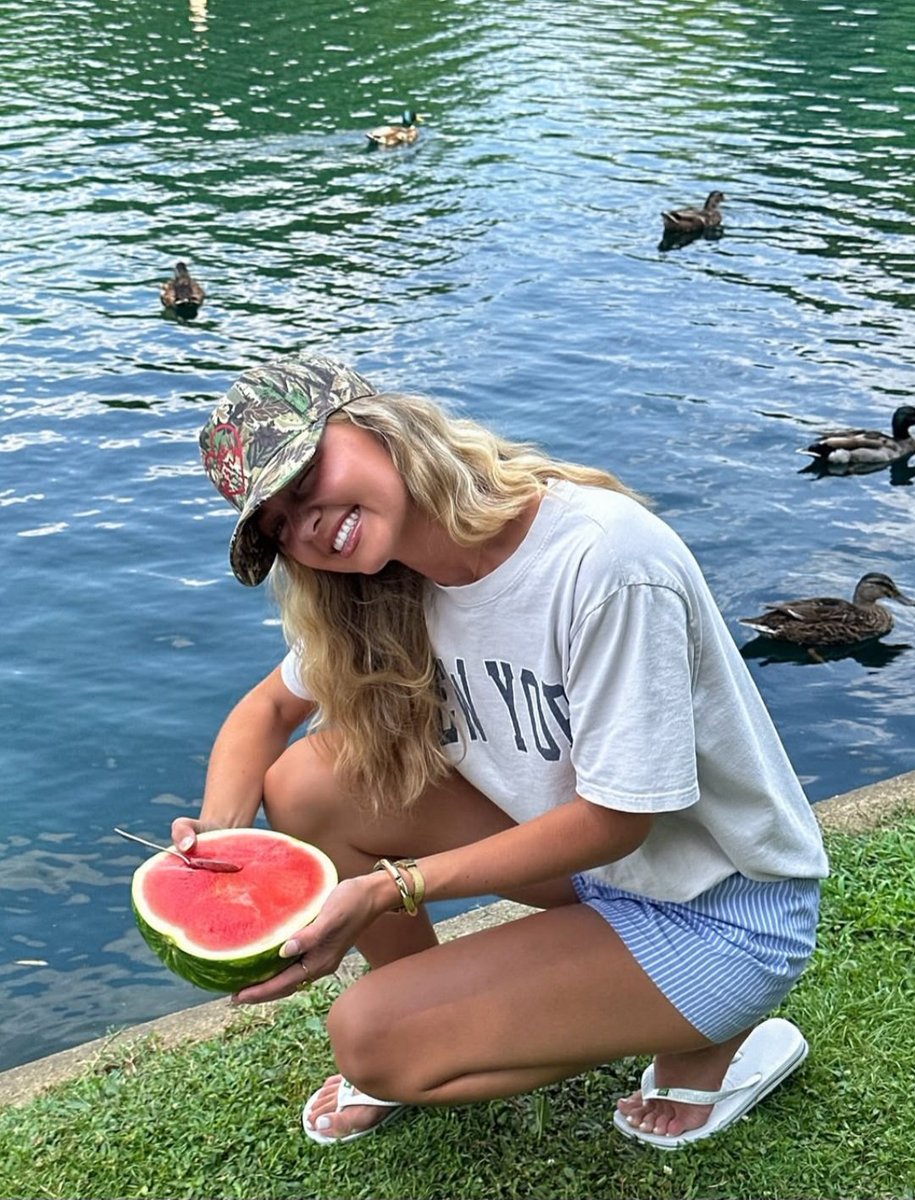 ..

Mutluluk 🍃🌺

-"Kalbim  Ellerinde bir kalem ,ister mutluluk yaz bana,ister elem"..
                             Mevlana 

-" Küçük şeylerle mutlu olmak diye bir şey yoktur .Sizi mutlu eden herşey Büyüktür "..
♥️🪽