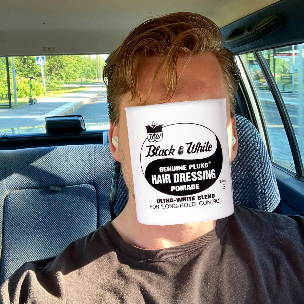 Jag kallar looken för:
oortodoxt icke-ironisk Cindy Crawford/Jack Dawson/Raggarsvin-hybrid.