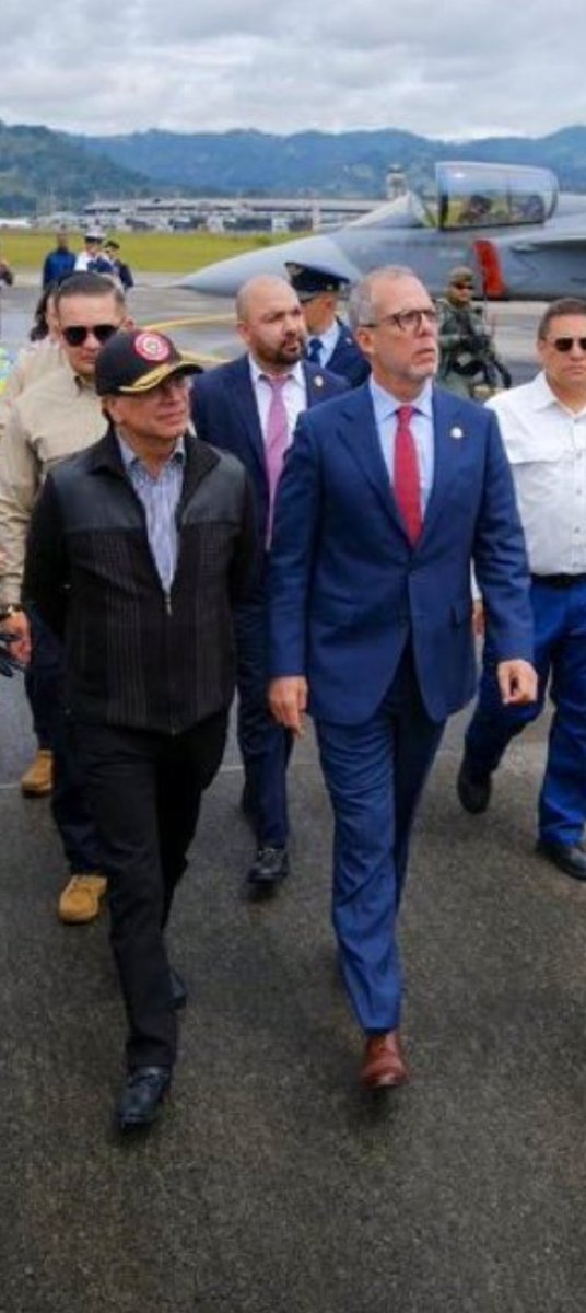 Franco (@fernand58931810) on Twitter photo Alfredo Saade sacó a pasear al jardinero, que resultó ser un terrorista del M 19 más conocido con el alias de El Cacas y/o <a href="/petrogustavo/">Gustavo Petro</a>.
Será que Saade no sabe con la clase de rata que se pasea por la Feria Aeronáutica?. Alfredo Saade sacó a pasear al jardinero, que resultó ser un terrorista del M 19 más conocido con el alias de El Cacas y/o <a href="/petrogustavo/">Gustavo Petro</a>.
Será que Saade no sabe con la clase de rata que se pasea por la Feria Aeronáutica?.