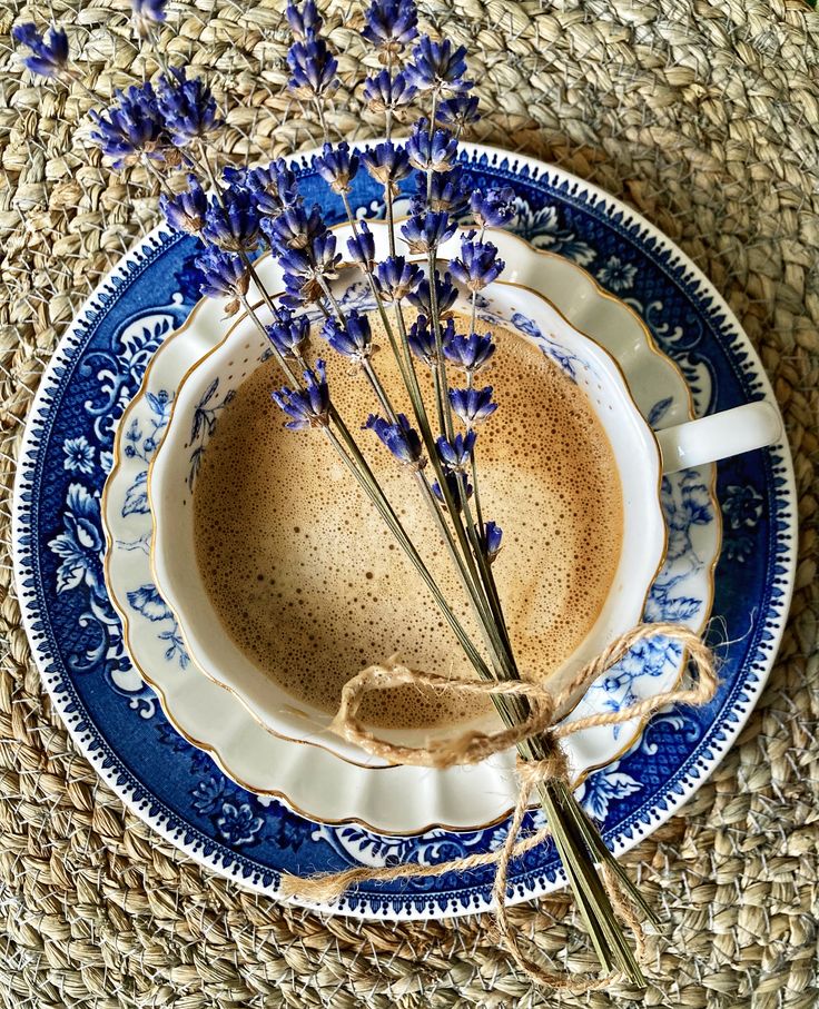 Her geçici güzellik, bir mutlak güzelin yansımasıdır...

Tüm güzellikler sizinle olsun dileğimle...

#MutluAkşamlar
#huzurla

☕🦋🍃🇹🇷