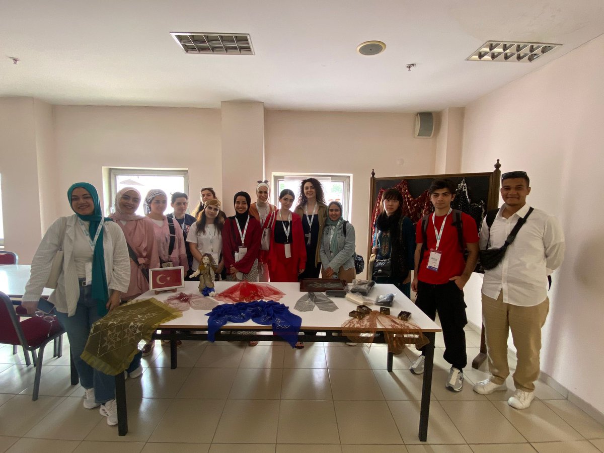 BARÜ-TÖMER (@tomerbartin) on Twitter photo YEE Yaz Okulu öğrencilerimiz bugün Bartın’ın kültürel miraslarından biriyle tanıştı: Bartın İşi Tel Kırma 🪡
2009’da coğrafi işaret tescil belgesi alan bu zarif el sanatı, estetik dokusuyla hepimizi büyüledi.
Kültürle kurulan temaslar, dili öğrenmenin en özel yolu!✨🧵
<a href="/yeeorgtr/">Yunus Emre Enstitüsü</a> YEE Yaz Okulu öğrencilerimiz bugün Bartın’ın kültürel miraslarından biriyle tanıştı: Bartın İşi Tel Kırma 🪡
2009’da coğrafi işaret tescil belgesi alan bu zarif el sanatı, estetik dokusuyla hepimizi büyüledi.
Kültürle kurulan temaslar, dili öğrenmenin en özel yolu!✨🧵
<a href="/yeeorgtr/">Yunus Emre Enstitüsü</a>