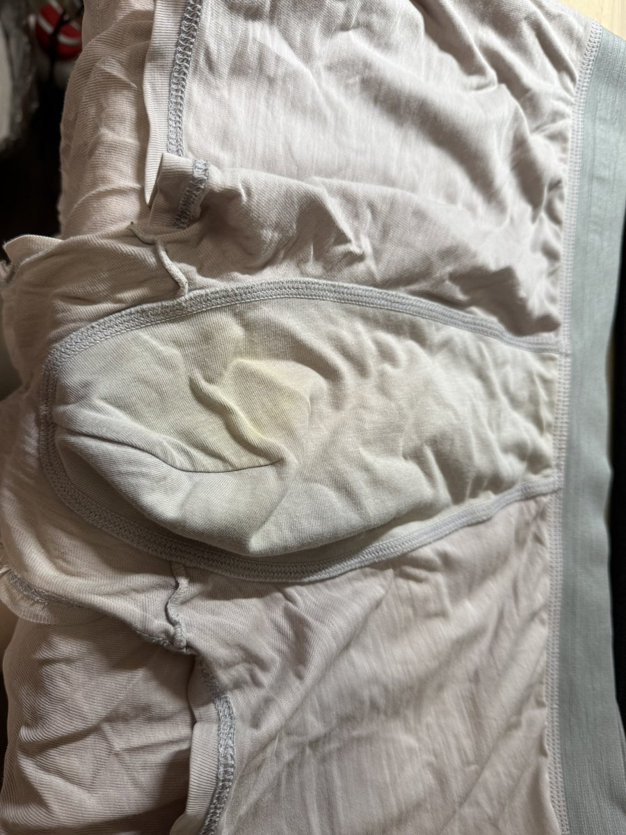 健身房捡到的被一个肌肉男遗弃的内裤，脂包肌很健硕，这内裤是真的很脏了。浓重的尿骚味问下去直接比rush还上头，秒射。