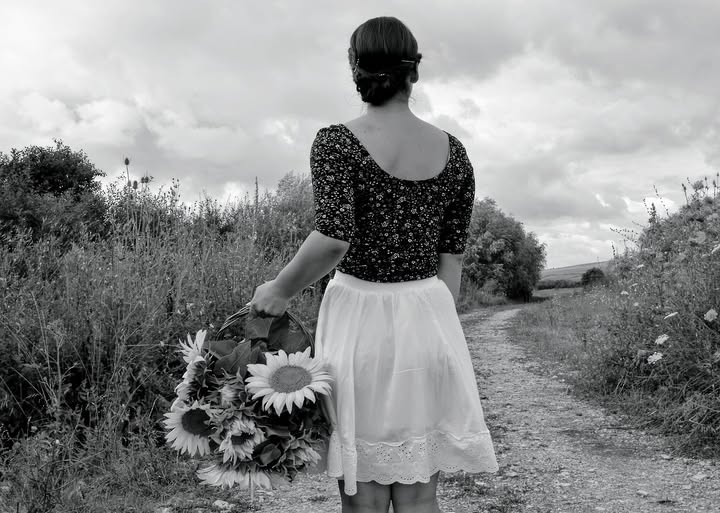 "Ce n'est pas une fuite : je suis l'actualité. Mais lorsqu'elle devient trop sombre, j'ai appris à m'en détourner. Je coupe le son. La survie de mon humeur joviale en dépend : il faut savoir s'extraire, non pas du monde, mais du bruit du monde."