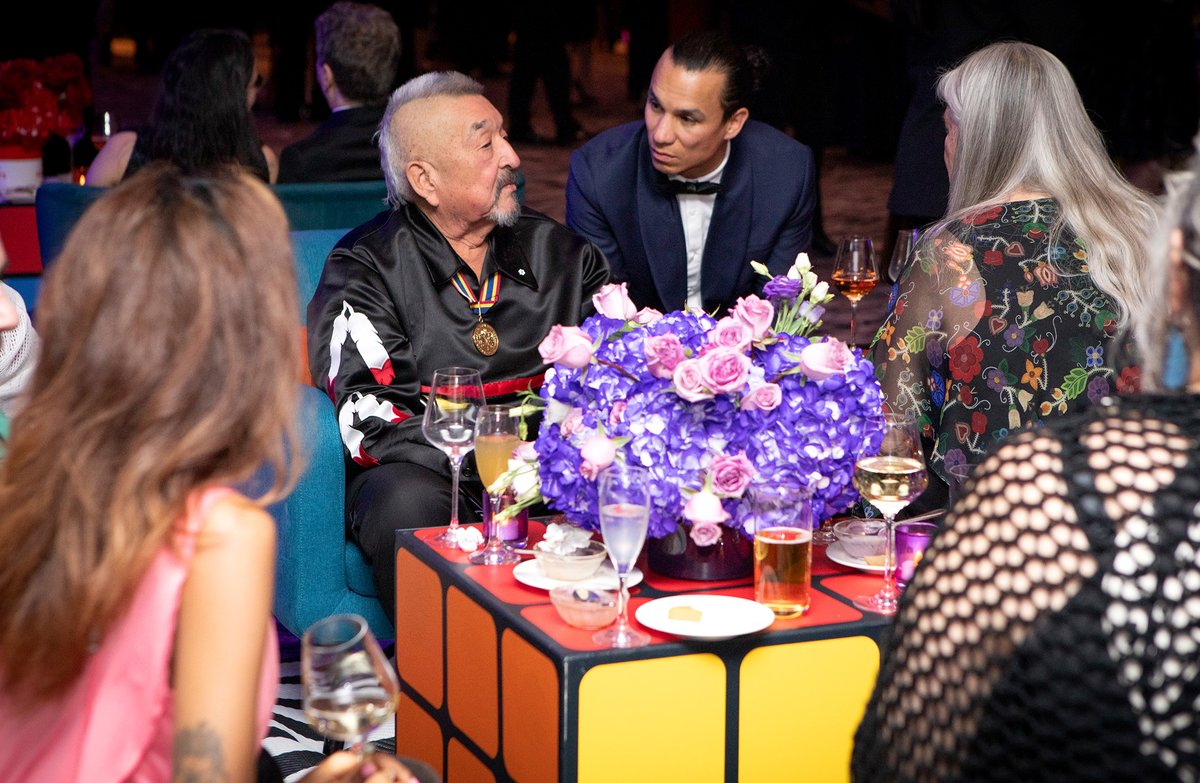 Graham Greene s'est arrêté au studio Q du <a href="/CBCRadioCanada/">CBC/Radio-Canada</a> pour discuter avec <a href="/tompowercbc/">Tom Power</a> de sa carrière remarquable. C'est comique ! Écoutez ici : tinyurl.com/2ceh52b8
📸 Robert Patterson
#TBT #Indigenous #Canada #prixggas