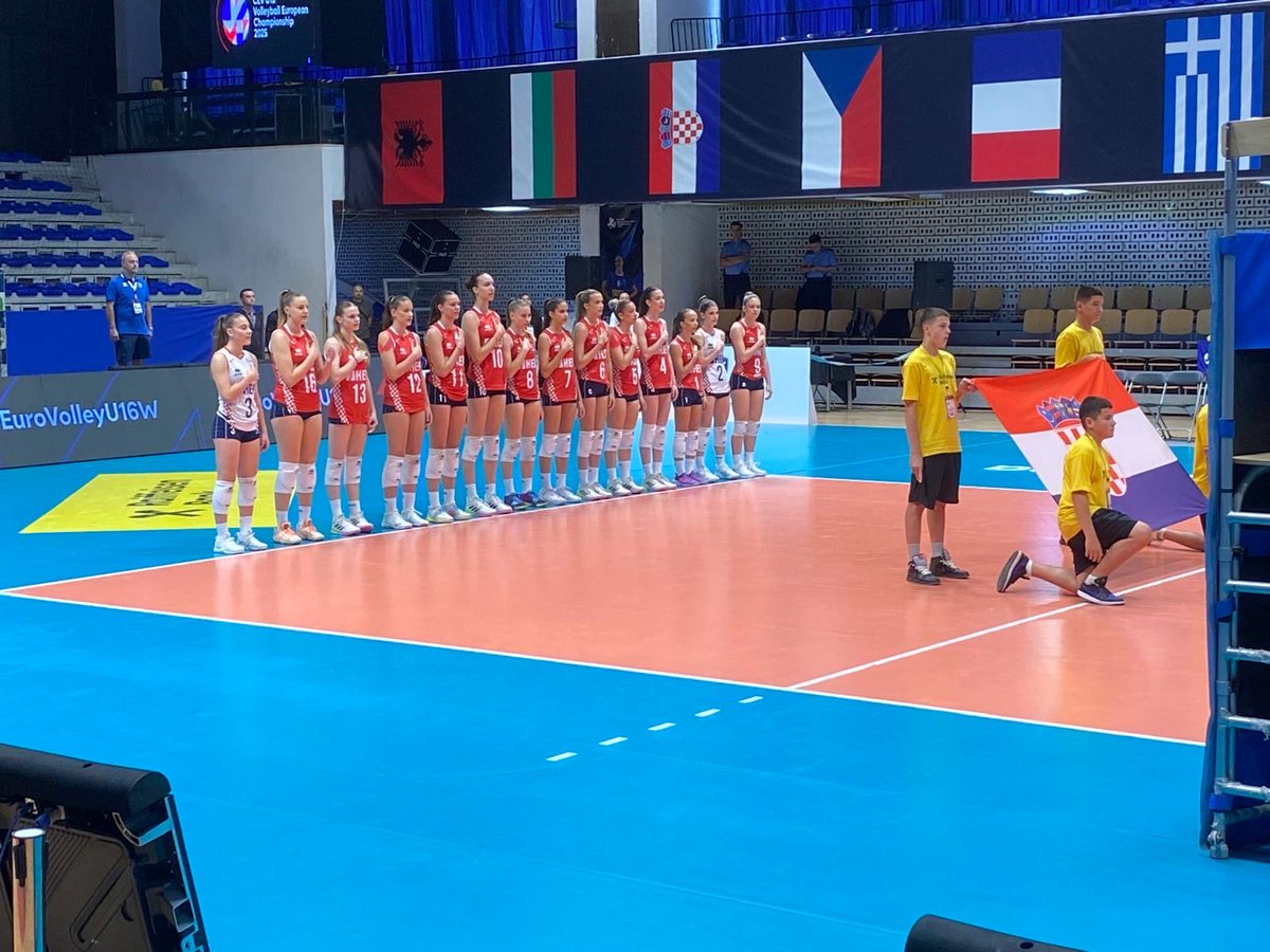 Ženska odbojkaška reprezentacija U16 nakon današnje pobjede od 3:1 protiv Grčke osvojile su 3. mjesto što im donosi plasman na SP. Bravo cure👏👏👍🇭🇷#EuroVolleyU16W #Prishtina