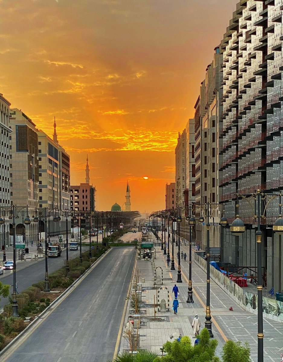 arab11__'s tweet photo. Sunrise at the Prophet's Mosque in Medina ❤ https://t.co/FmGqmoKdOF