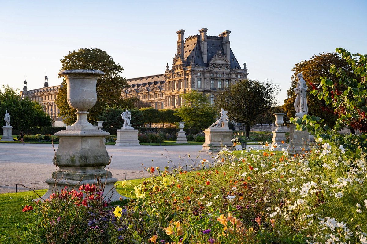 MuseeLouvre's tweet image. [#PresseLouvre] 

Les jardins du domaine du #Louvre et des Tuileries conjuguent la beauté d&apos;un patrimoine historique avec les défis d&apos;un patrimoine végétal en perpétuelle évolution. Jardiniers d&apos;art, paysagiste et conservateur œuvrent quotidiennement pour préserver et valoriser…