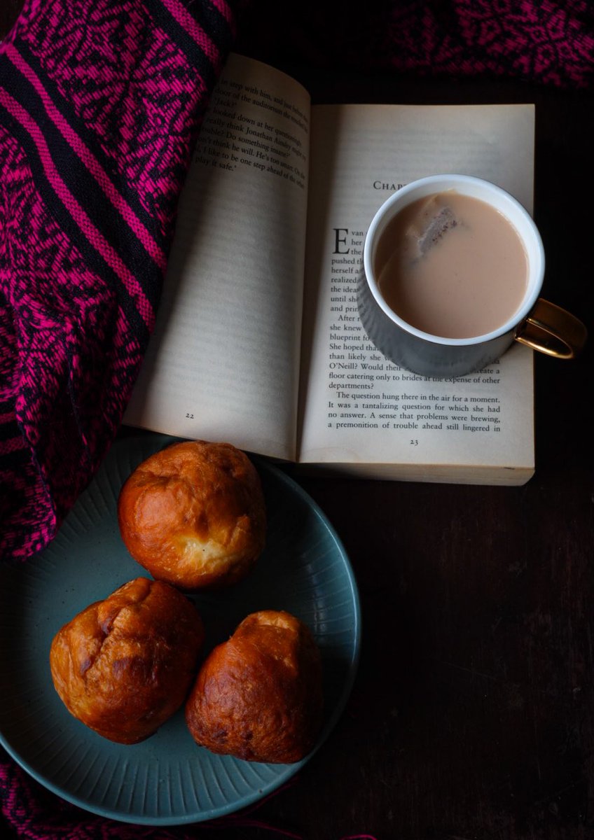 blackgarliczm's tweet image. A Zambian cold day calls for a good book, vitumbuwa, and some hot chai masala 🙌🙌🙌
These past two days have been freezing—how are you managing?
Happy Thursday
Love
Mama Garlic – Commander Wa Mpoto ❤️❤️❤️