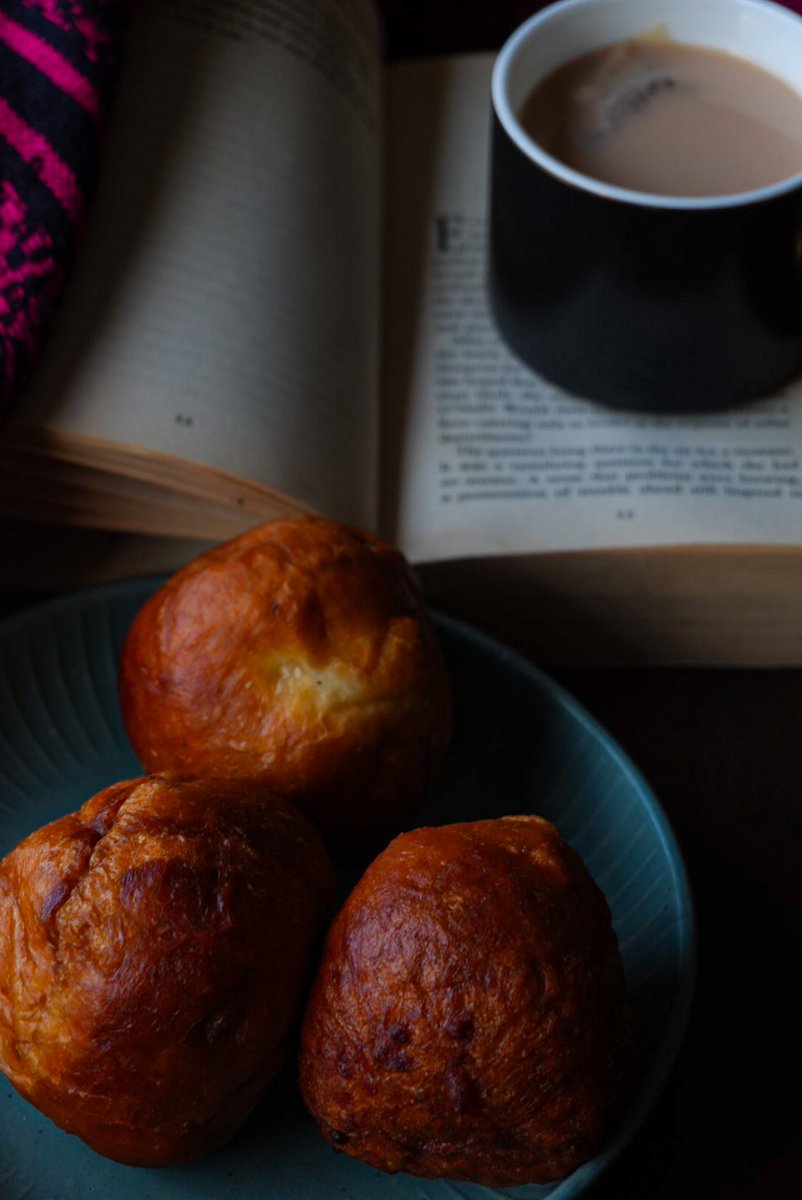 blackgarliczm's tweet image. A Zambian cold day calls for a good book, vitumbuwa, and some hot chai masala 🙌🙌🙌
These past two days have been freezing—how are you managing?
Happy Thursday
Love
Mama Garlic – Commander Wa Mpoto ❤️❤️❤️