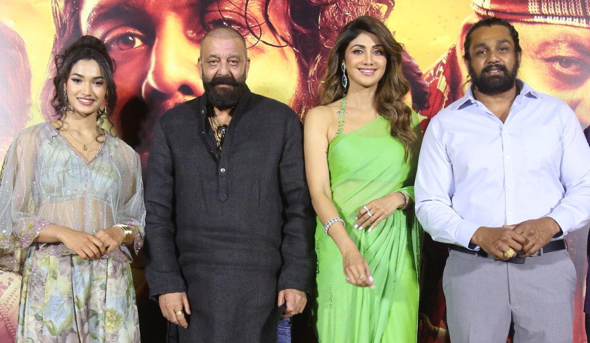 KvnProductions's tweet image. Here are the killer captures from the electrifying #KDTeaser Telugu launch ❤️🔥❤️🔥
This Powerhouse Team is all set to deliver a devilish experience like never before 🔥🔥
▶️ youtu.be/wFmgarVBY1s
#KDTheDevil #KD @DhruvaSarja @directorprems @duttsanjay @Ramesh_aravind…
