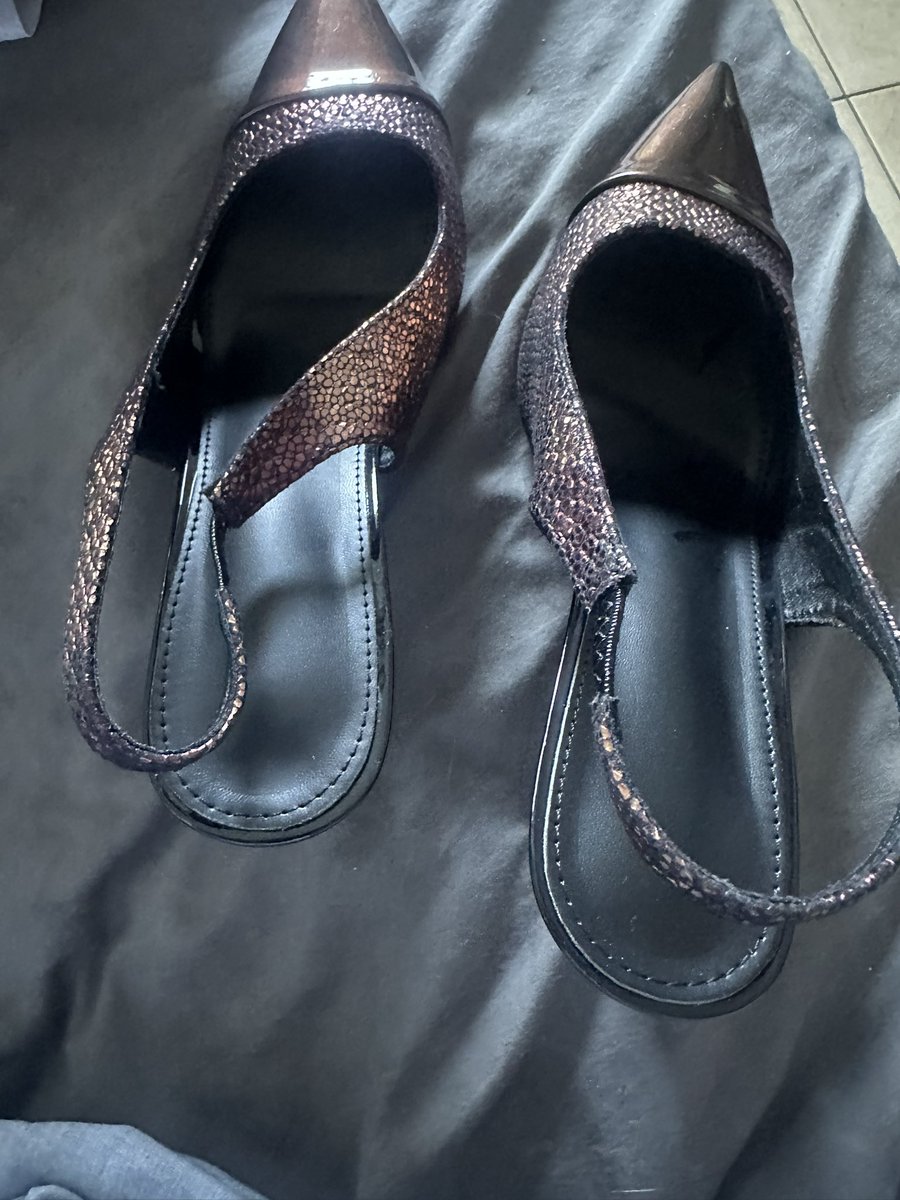Scooby06soumi's tweet photo. Deux nouvelle paire de chaussures pour satisfaire ses dominateur, macho Hetero https://t.co/igU22x7BR3