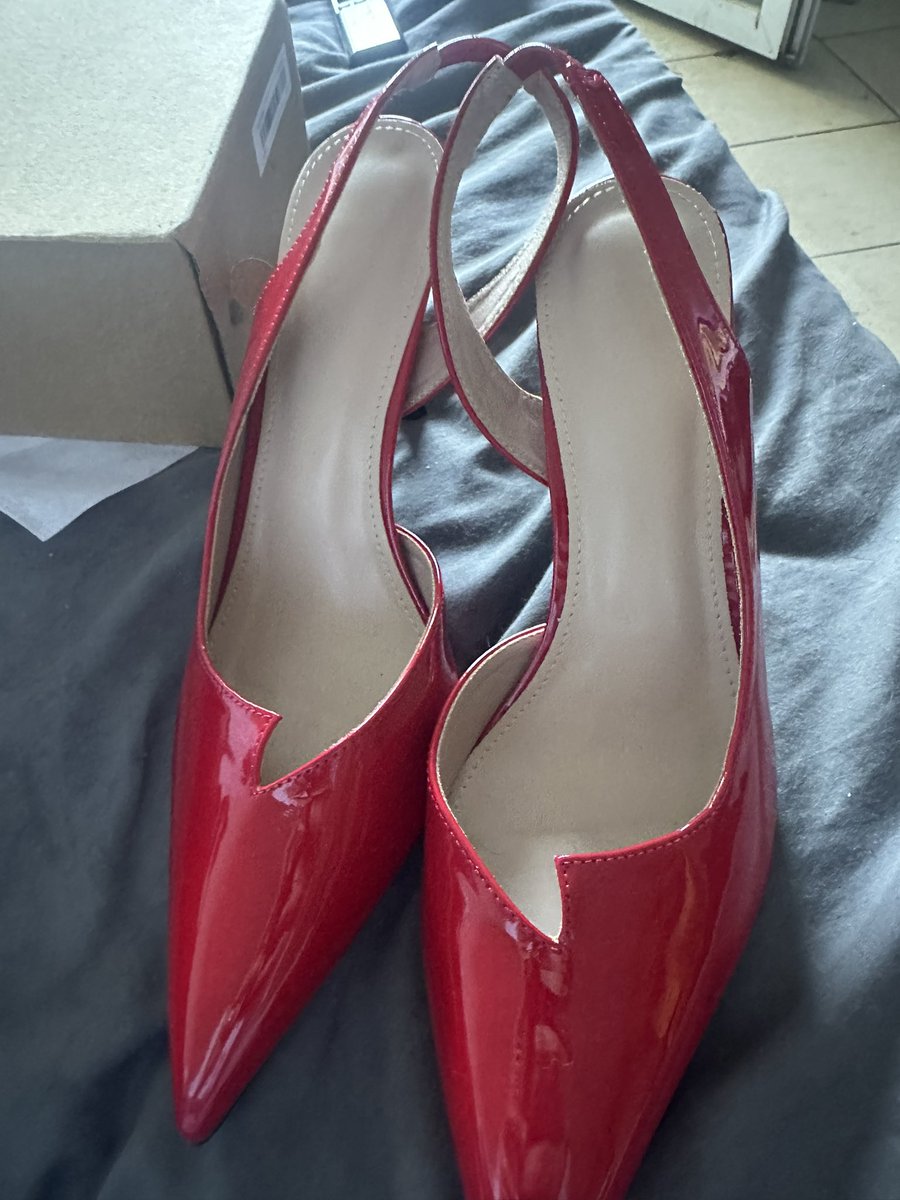 Scooby06soumi's tweet photo. Deux nouvelle paire de chaussures pour satisfaire ses dominateur, macho Hetero https://t.co/igU22x7BR3