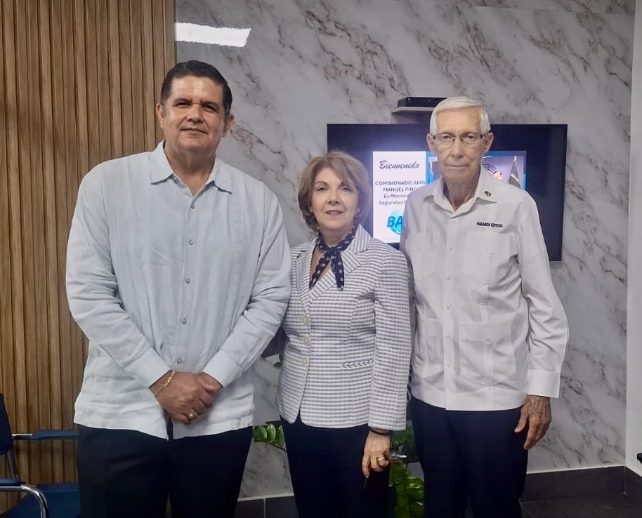 Directora Giomar González sostiene reunión con el Ex - Ministro de Seguridad Pública de Panamá, Juan Manuel Pino, con el fin de promover la cultura de seguridad en el sector empresarial
La acompañaron el Comisionado Irving Muñoz  y el Mayor Abdiel Lamboglia de la  JD de BASC🇵🇦
