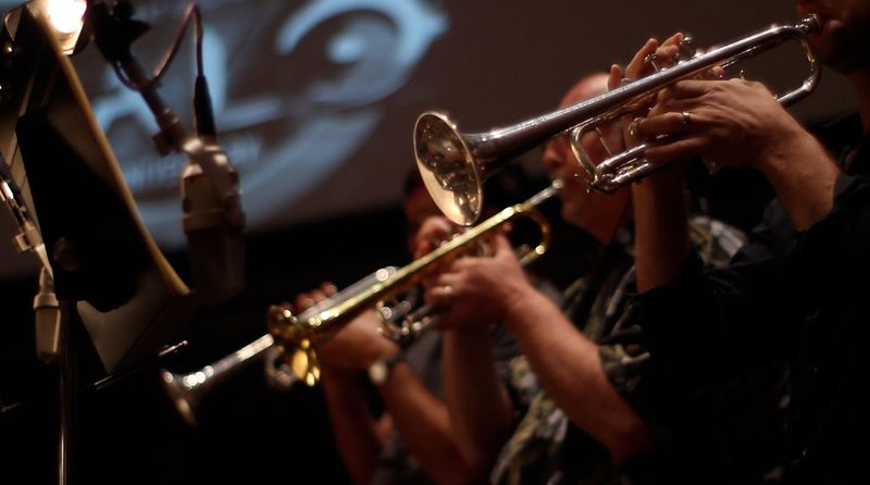 Pas simple de réinterpréter une BO aussi légendaire que celle de Halo : Combat Evolved. D'après le chef d'orchestre Wataru Hokoyama, il fallait la jouer "comme pour mettre un enfant au lit."
👉 wiki.halo.fr/Bande_original…