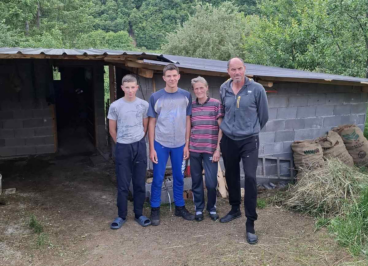 У Зубином Потоку на северу Косова и Метохије обишли смо породицу Томовић, коју чине родитељи Зоран и Виолета, као и њихови синови Андреј (17) и Данило (15).

Набавили смо им материјал за кров на штали и једну краву, за шта смо издвојили 3.500 евра. Део средстава прикупљен је на