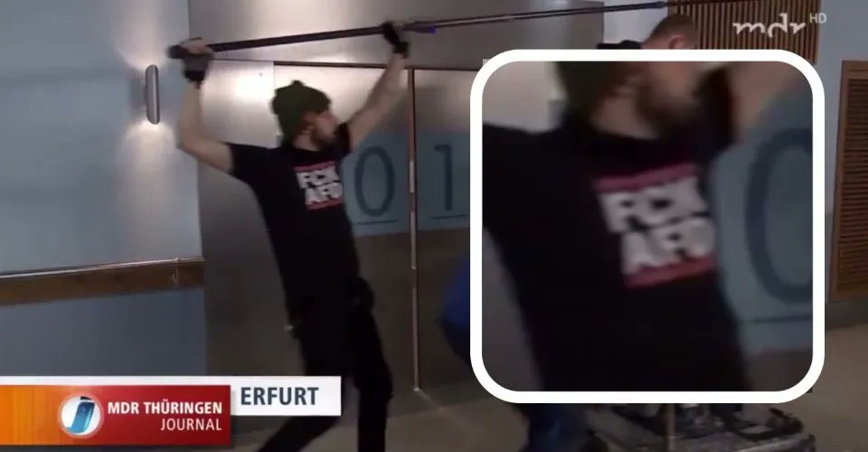 Schonungslos (@schonungslosyt) on Twitter photo Was trägt denn da der Tontechniker beim MDR Thüringen <a href="/mdr_th/">MDR THÜRINGEN</a>?
Ist das diese Neutralität von der der ÖRR immer berichtet? Was trägt denn da der Tontechniker beim MDR Thüringen <a href="/mdr_th/">MDR THÜRINGEN</a>?
Ist das diese Neutralität von der der ÖRR immer berichtet?