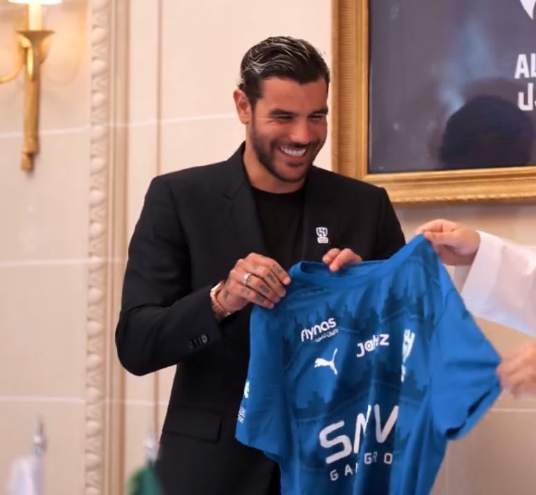 😁😁😁😁😁😁😁😁😁
لا هذا وجه ثيو من وقع مع الهلال عااشق ولدنا