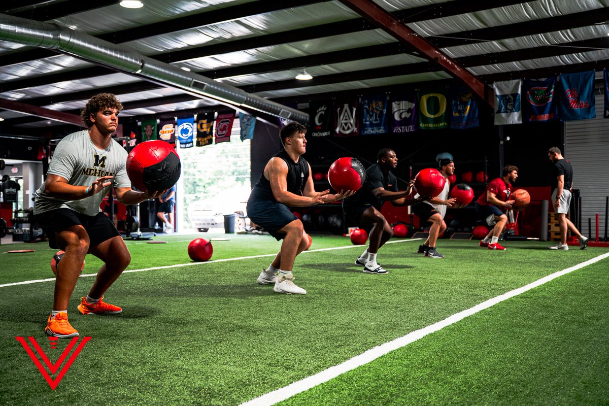 StevenPickard_2's tweet image. Big shoutout to @Velocity_FB for the workout with @NFL OL @bigguccimj @ColeStrange2 @andrew_raymBAHS and @UMichFootball commit @BearMcWhorter. It was fun grinding with y’all!